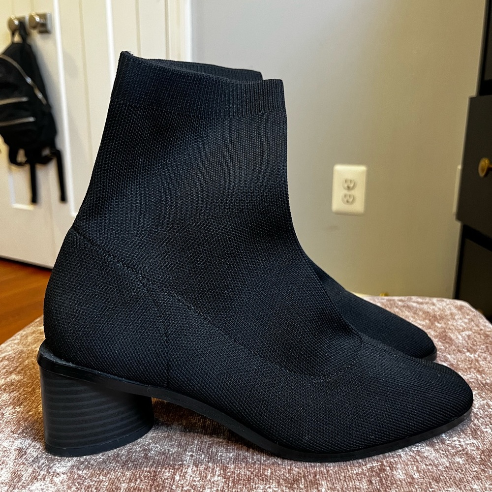 Heeled black stretch booties